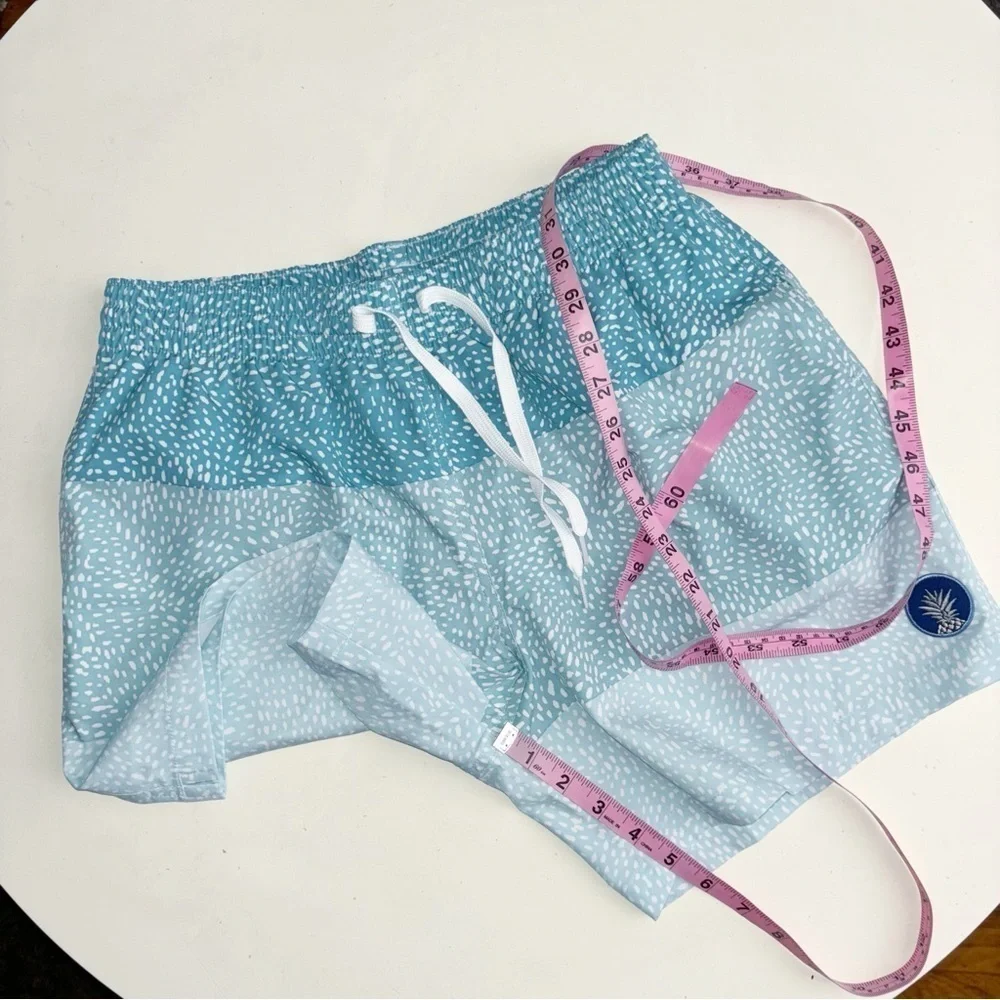 Chubbies Men’s 5.5” Swim Trunks The Whale Sharks Size Medium NWOT